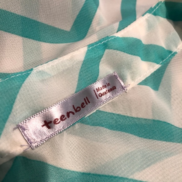 SOLD! Long Sleeve White/Aqua Chevron Top - Picture 4 of 4